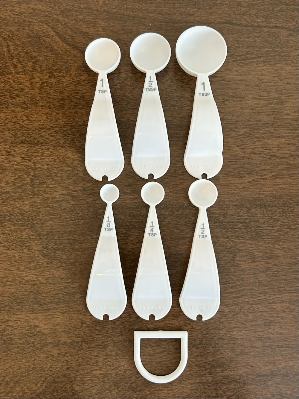 TUPPERWARE CURVED HANDLE WHITE MEASURING CUPS AND SPOONS